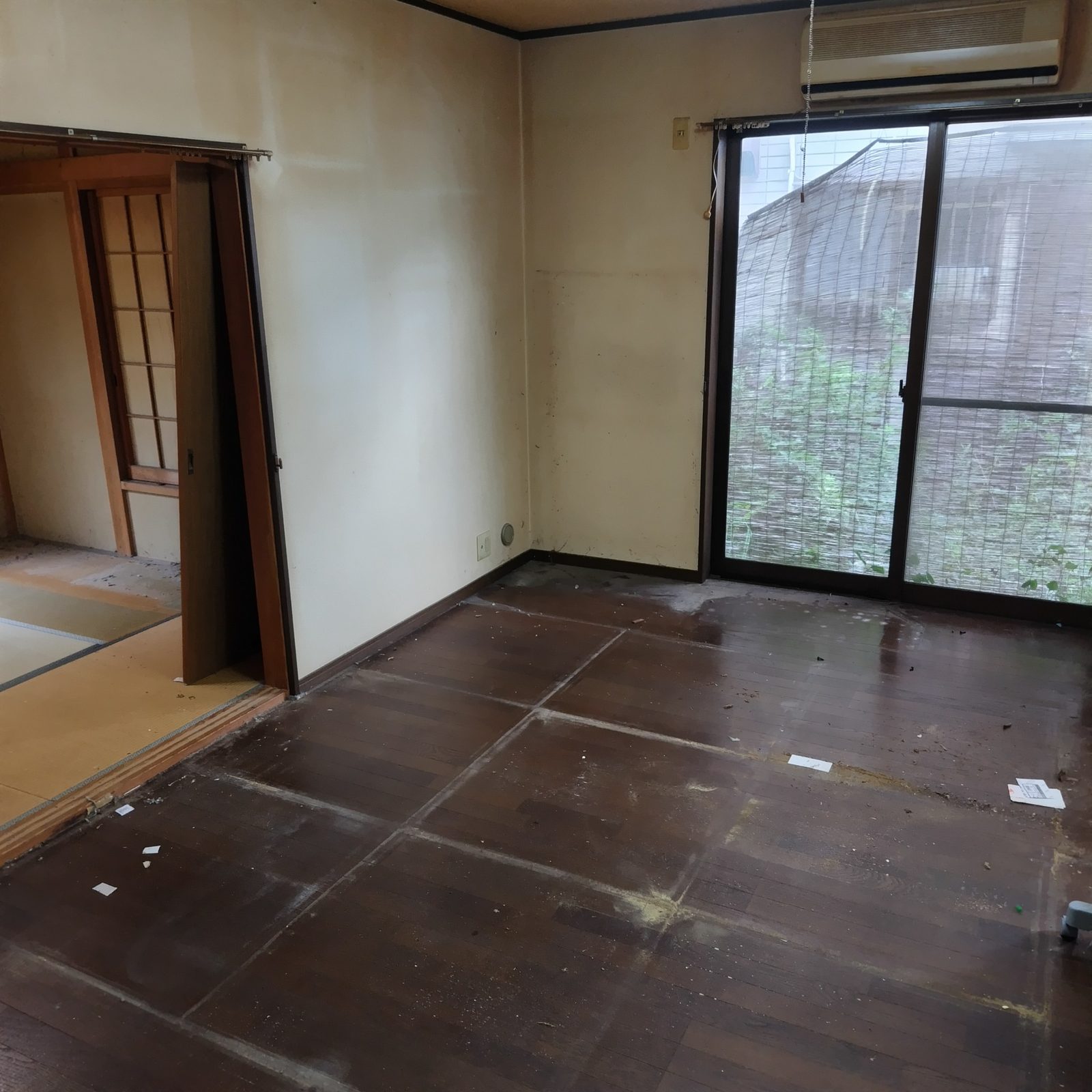 【空き家片付け事例】水戸市/害虫発生の家を3日間でスッキリ清掃&ワックス仕上げ 作業写真4