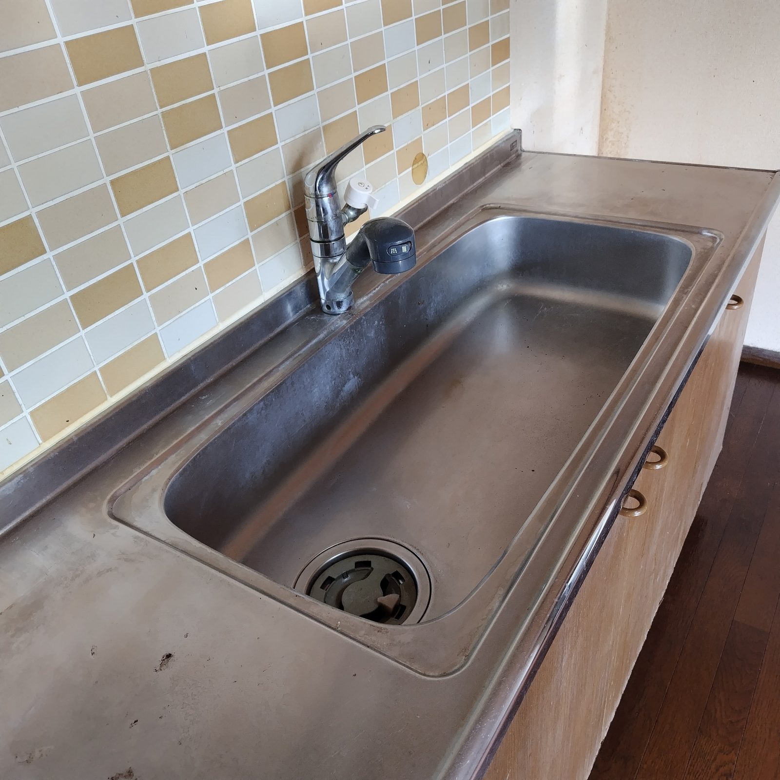 【空き家片付け事例】水戸市/害虫発生の家を3日間でスッキリ清掃&ワックス仕上げ 作業写真13