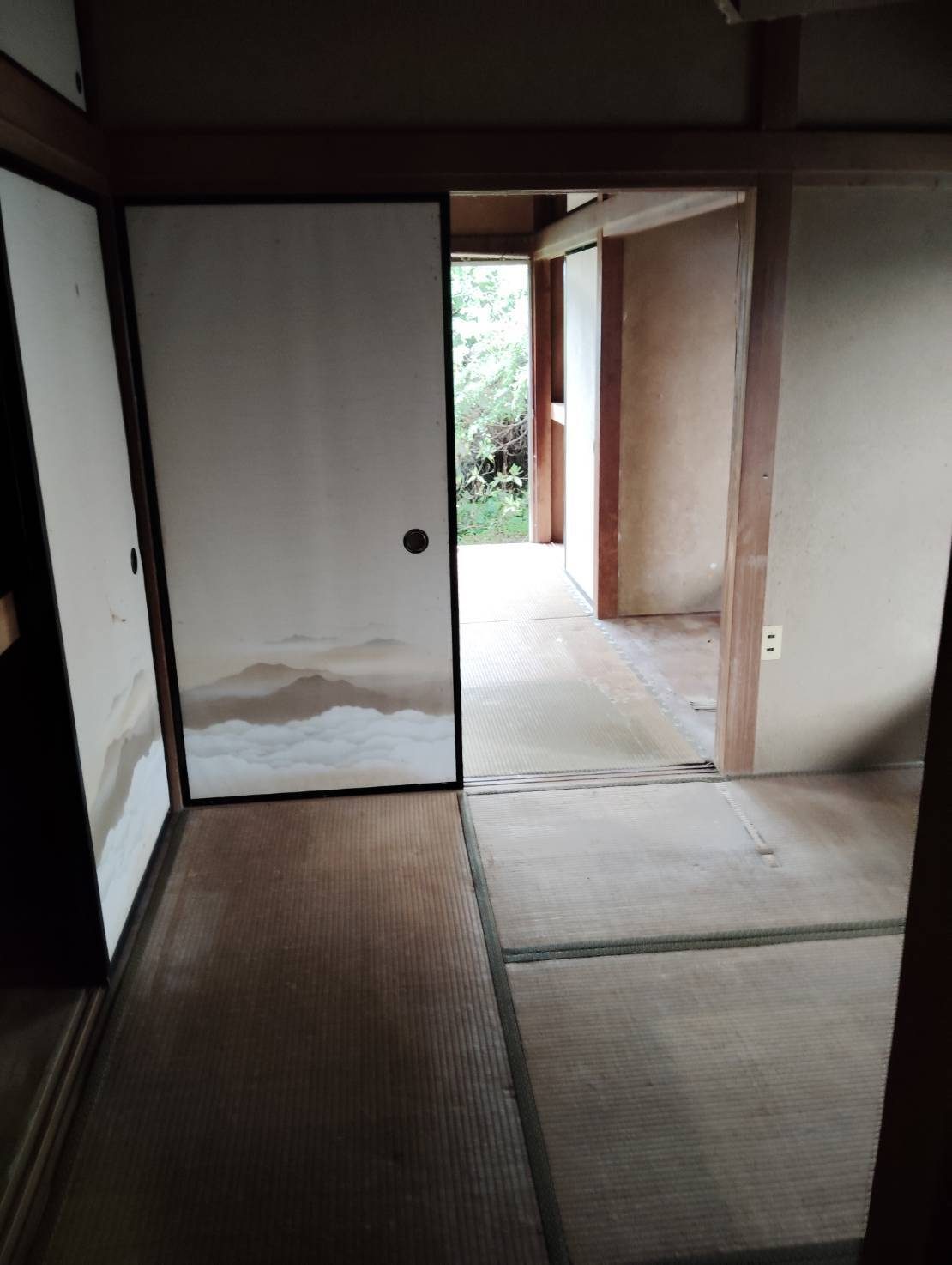 片付け後の室内と廊下