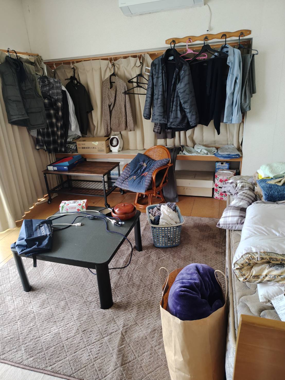 ひたちなか市 家財整理 作業前 衣類や家具などが残っている部屋